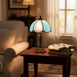 Lampe mit blauem Glasgehäuse