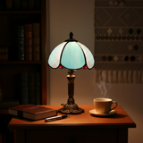 Lampe mit blauem Glasgehäuse