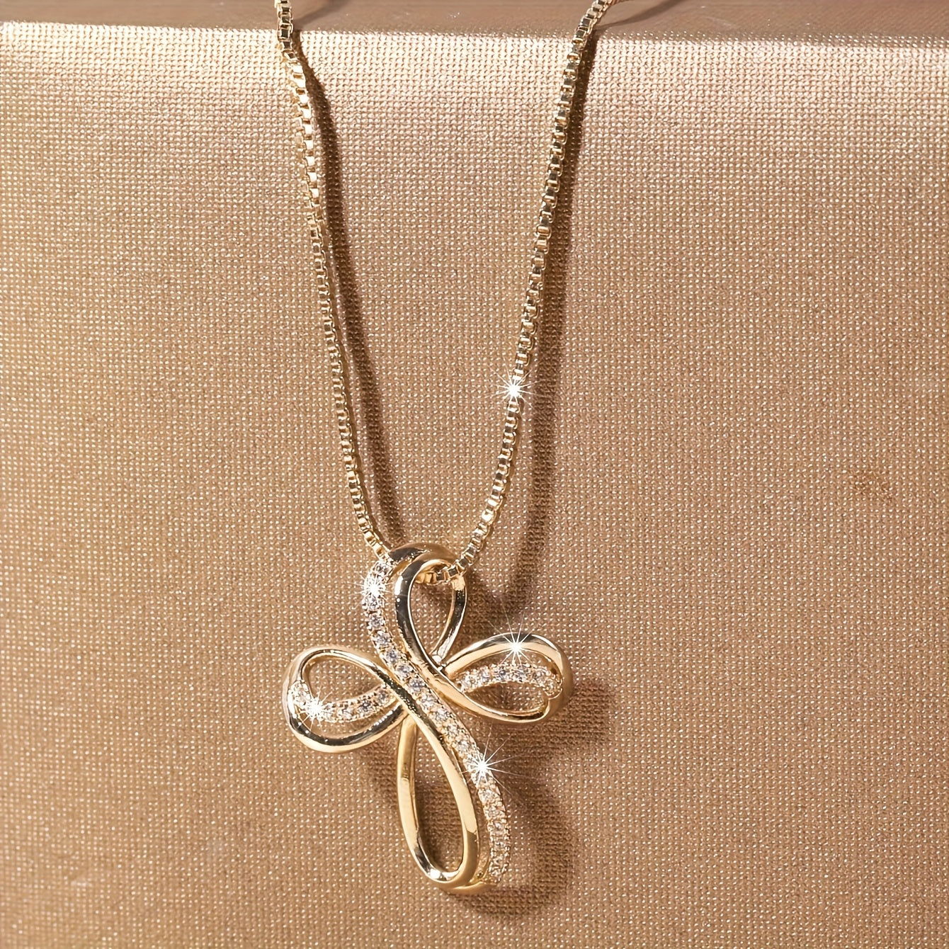 White gold necklace with intertwined cross pendant