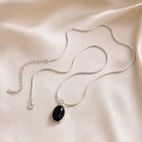 Refined oval necklace in white gold