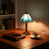 Klassische Lampe mit Blütenblatt-Schirm