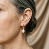 Dangly earrings with baroque pearls in gold