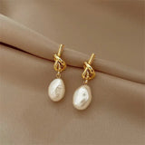 Dangly earrings with baroque pearls in gold