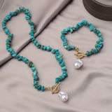 Elegant jewellery set in natural stones and pearls
