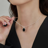 Refined oval necklace in white gold
